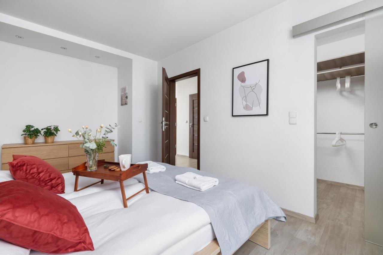 Avia Apartment Three Bedroom Two Balcony Ac & Parking By Noclegi Renters Krakow Luaran gambar