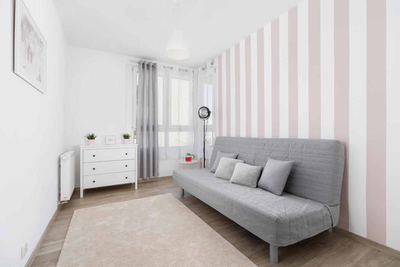 Avia Apartment Three Bedroom Two Balcony Ac & Parking By Noclegi Renters Krakow Luaran gambar