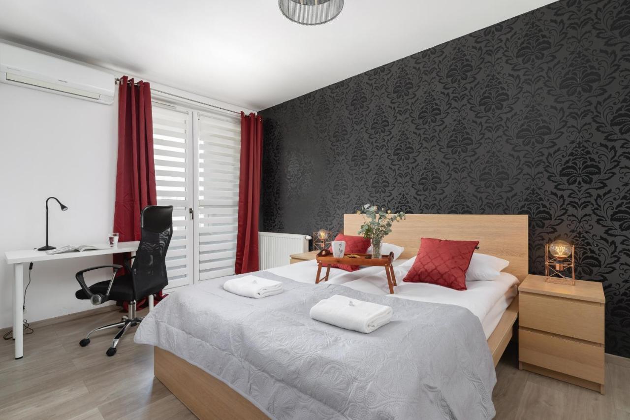 Avia Apartment Three Bedroom Two Balcony Ac & Parking By Noclegi Renters Krakow Luaran gambar