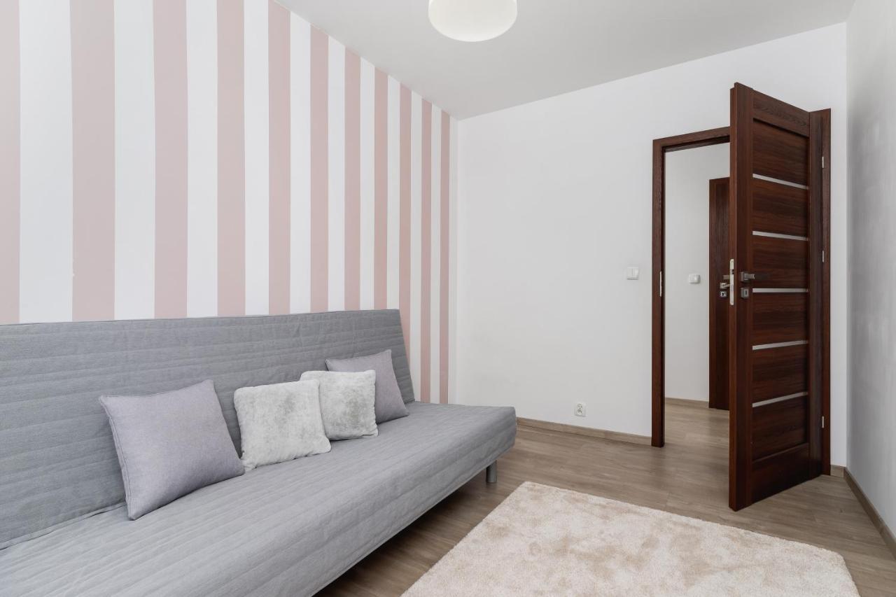 Avia Apartment Three Bedroom Two Balcony Ac & Parking By Noclegi Renters Krakow Luaran gambar