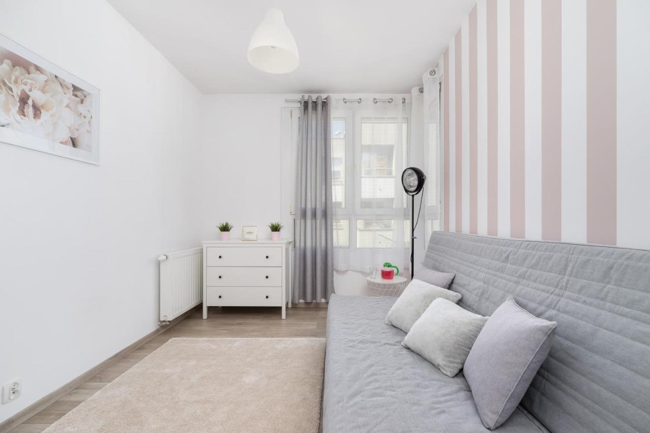 Avia Apartment Three Bedroom Two Balcony Ac & Parking By Noclegi Renters Krakow Luaran gambar