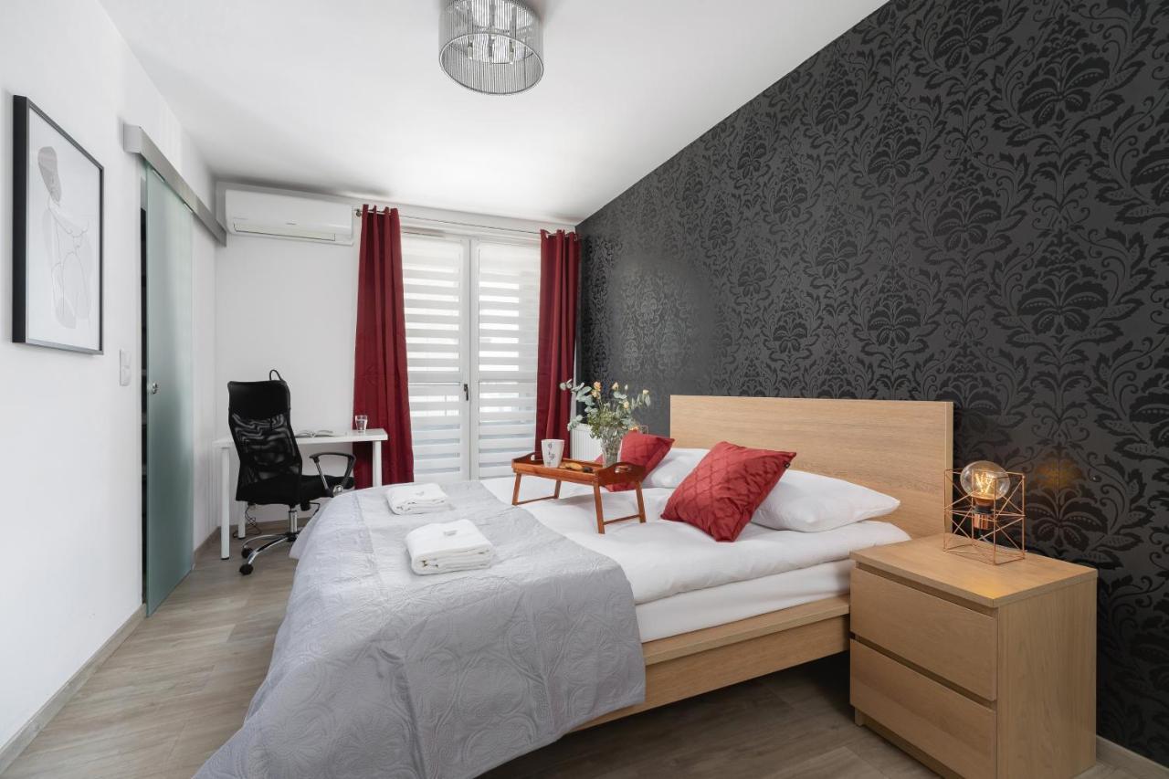 Avia Apartment Three Bedroom Two Balcony Ac & Parking By Noclegi Renters Krakow Luaran gambar