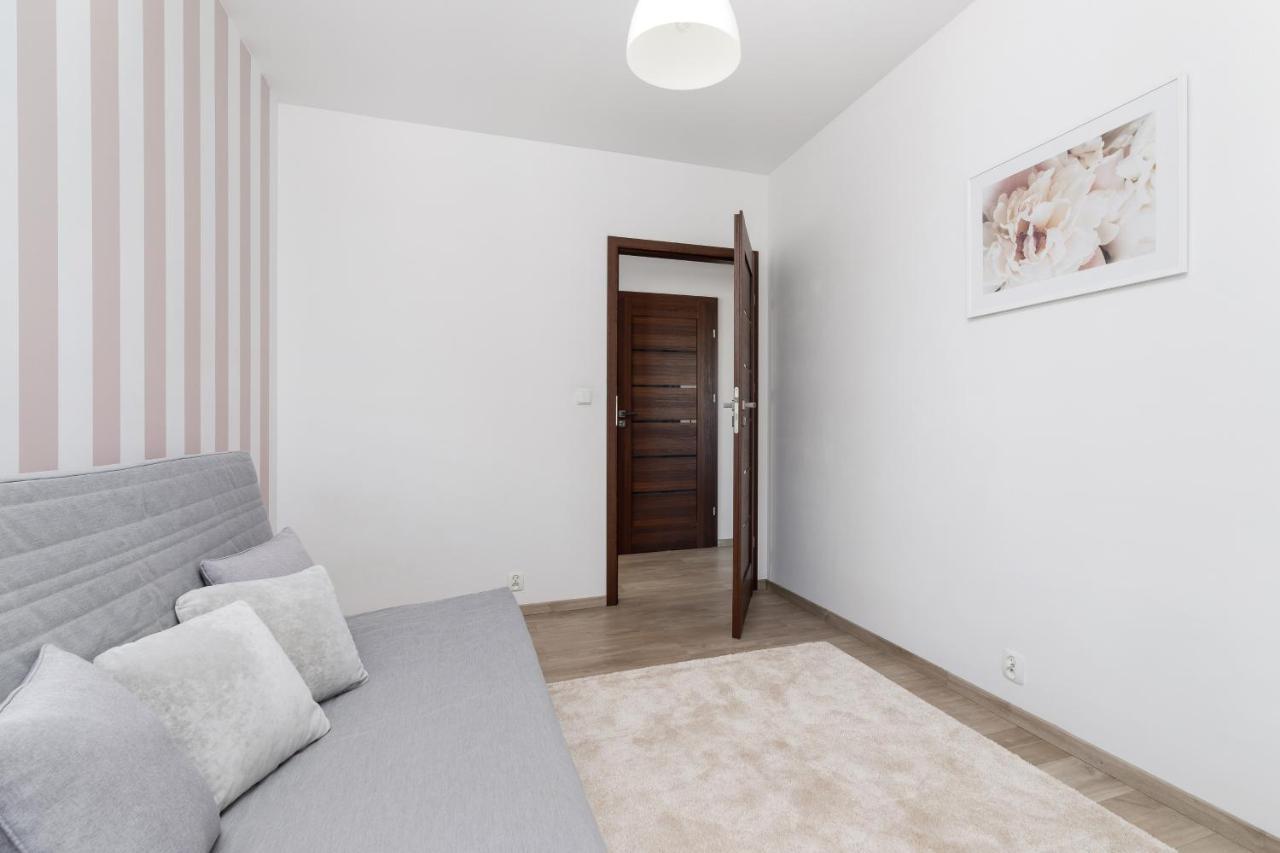 Avia Apartment Three Bedroom Two Balcony Ac & Parking By Noclegi Renters Krakow Luaran gambar
