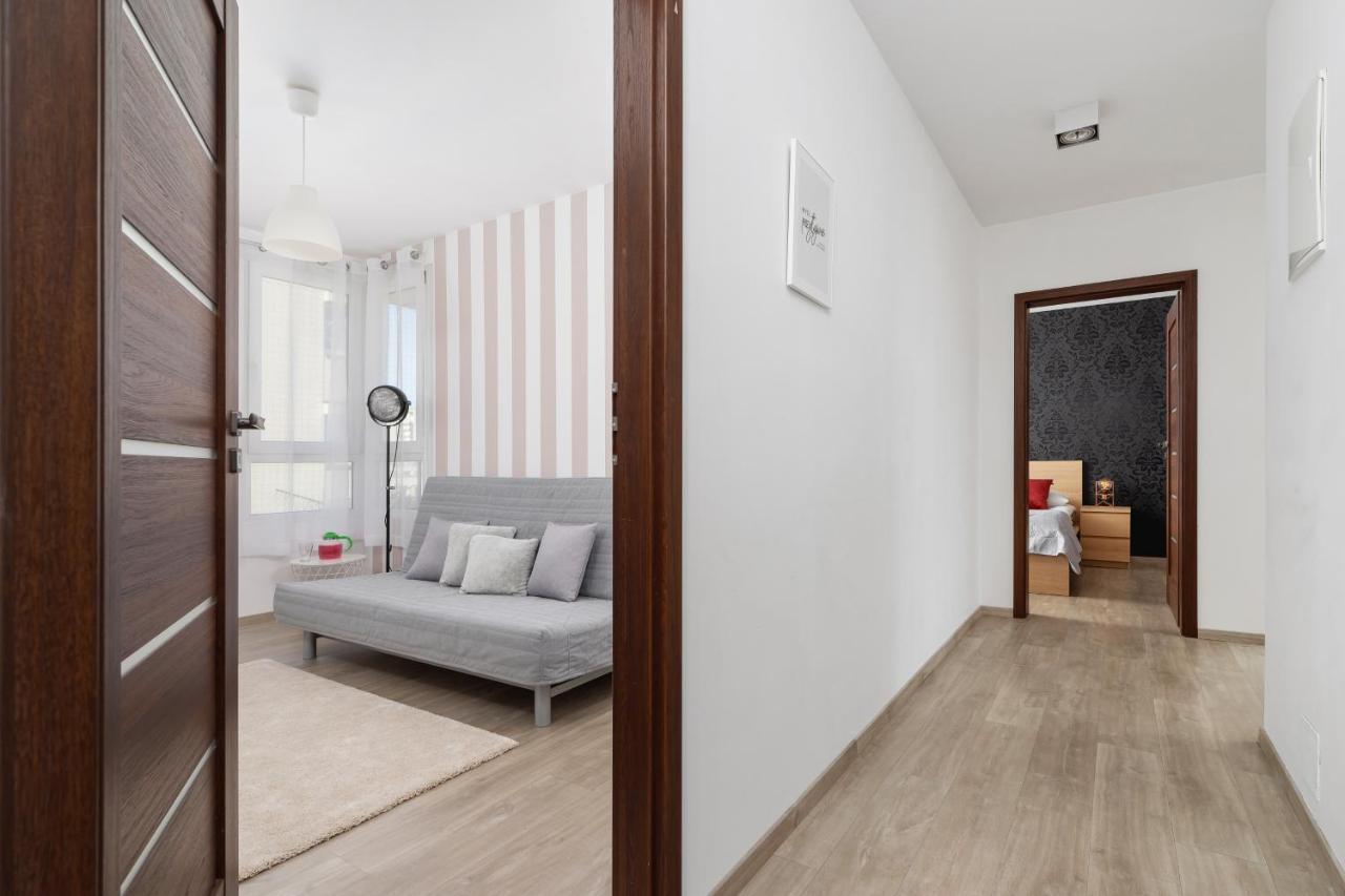 Avia Apartment Three Bedroom Two Balcony Ac & Parking By Noclegi Renters Krakow Luaran gambar